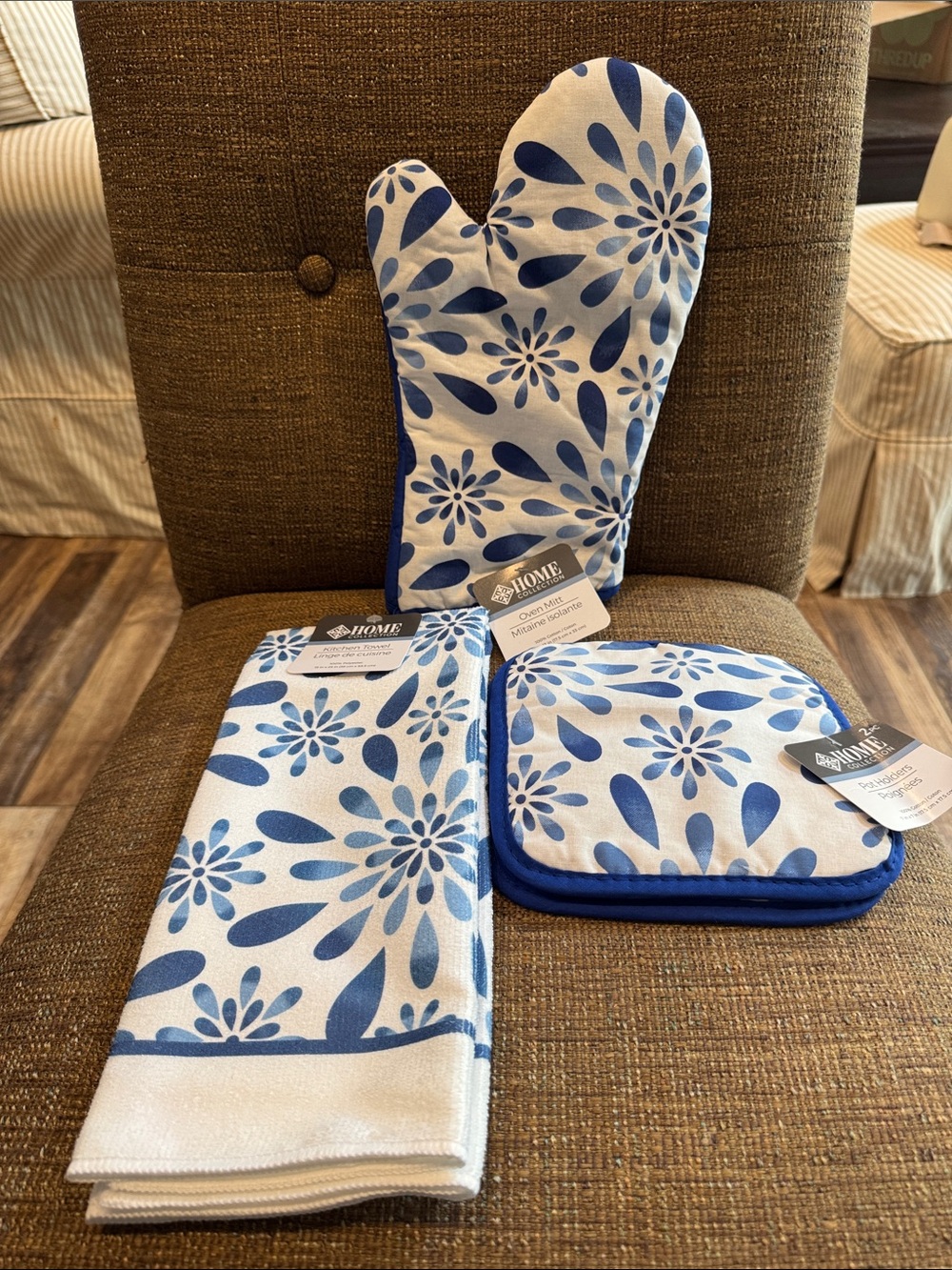 Home collection bundle kitchen towel 2 pot holders oven mitt NWT